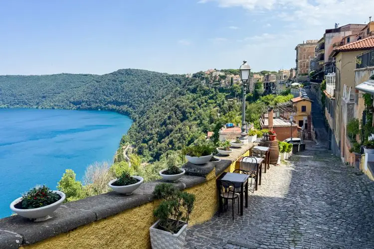 Lago em Castel Gandolfo conhecida por abrigar a residência de verão dos Papas.