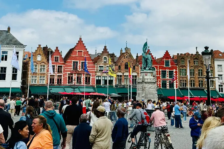 Turistas na Bélgica em dia de muito calor em agosto.