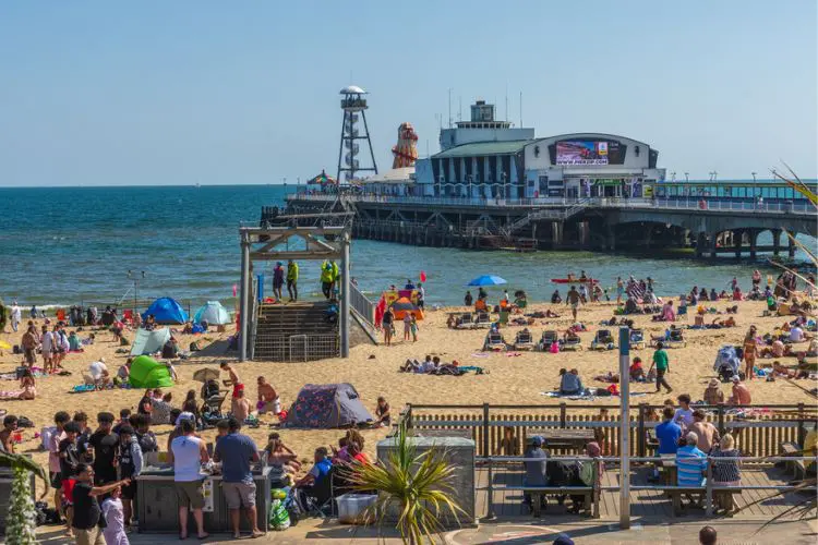 Banhistas na Bournemouth Beach