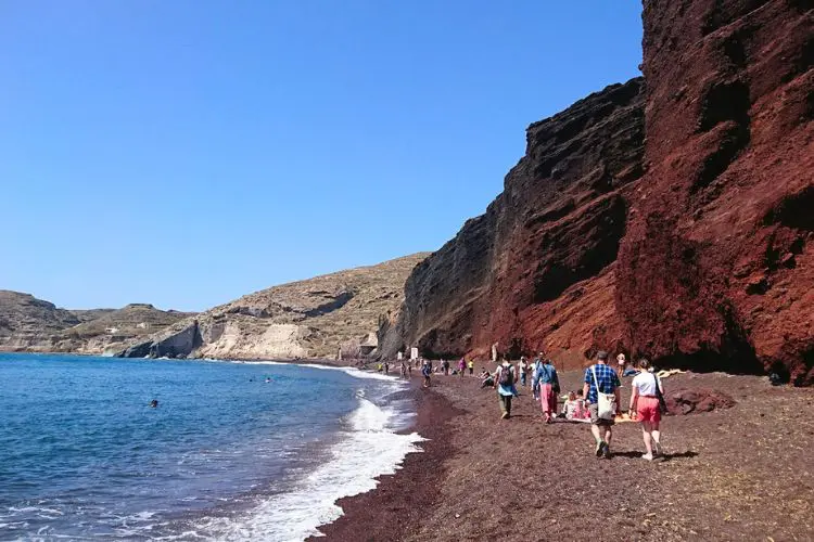 Grupo caminhando pelas caldeiras de Santorini.
