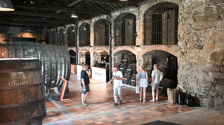Turistas visitando cave de vinho do Porto, em Vila Nova de Gaia.