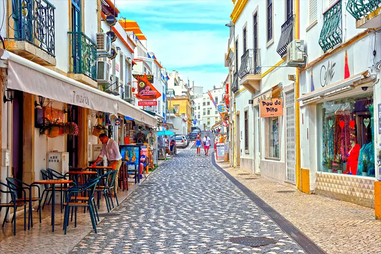 Rua com lojas no centro histórico de Albufeira