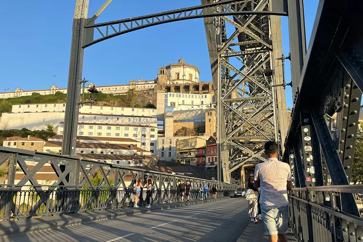 Turistas atravessando a Ponte Luís I, à pé, sentido Vila Nova de Gaia