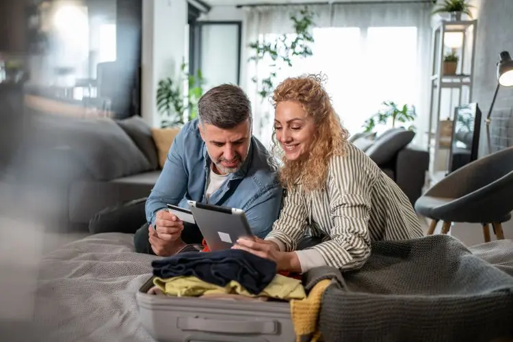 Casal analisa detalhes antes de comprar passagem barata para Europa.