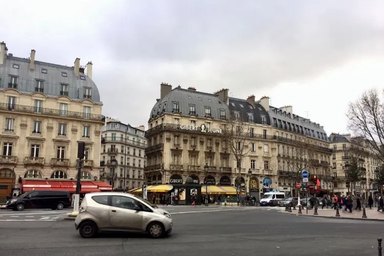 Carros em ruas de Paris