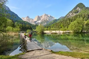 Ciclistas em um dos destinos de aventura na Europa.