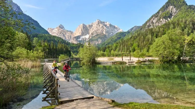 Ciclistas em um dos destinos de aventura na Europa.