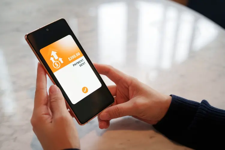 DolarApp para viagem permite recarregar o cartão quando quiser. 