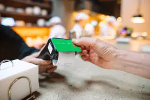 Pagamento com cartão por aproximação em restaurante.