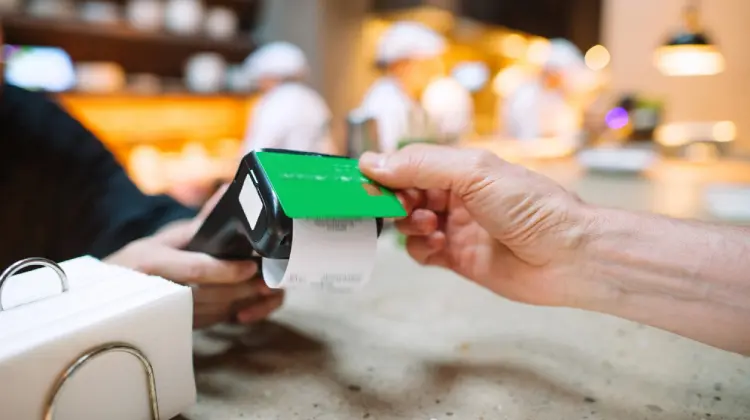 Pagamento com cartão por aproximação em restaurante.