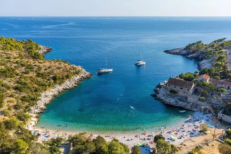 Praia de Dubovica, na ilha de Hvar