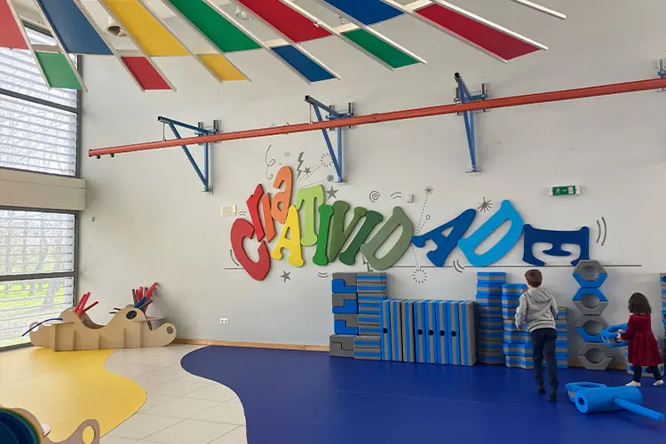 Crianças em espaço kids de museu com objetos coloridos