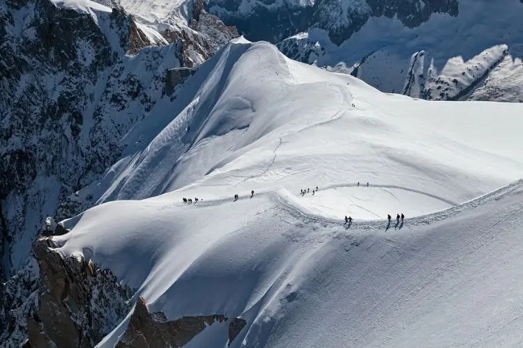 Pessoas caminhando nas montanhas de Chamonix