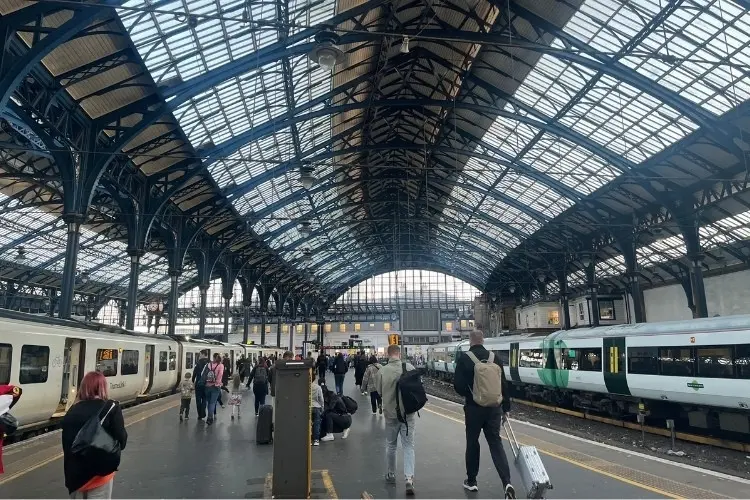 Estação de trem de Brighton, Inglaterra.