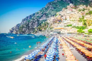 Praia de Positano, na Itália, lotada de visitantes em agosto.