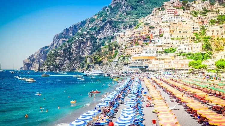 Praia de Positano, na Itália, lotada de visitantes em agosto.