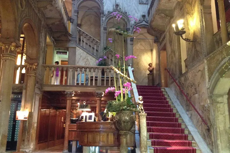 hall entrada hotel Danieli em escadaria e tapete vermelho