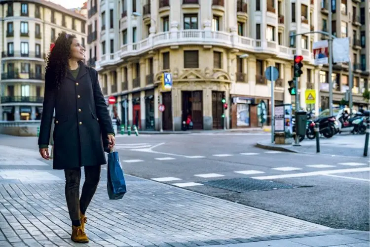 Turista caminhando no bairro La Latina, um dos melhores bairros de onde ficar em Madrid.