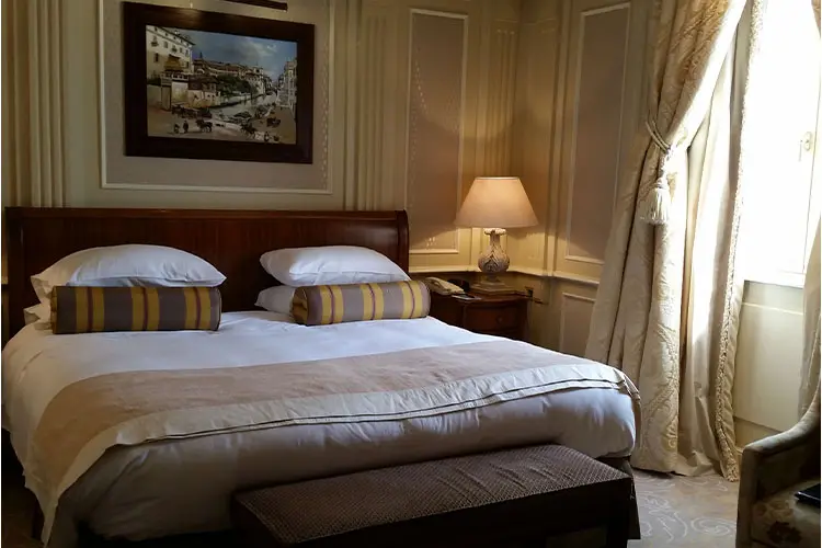 Quarto luxuoso de hotel na Itália