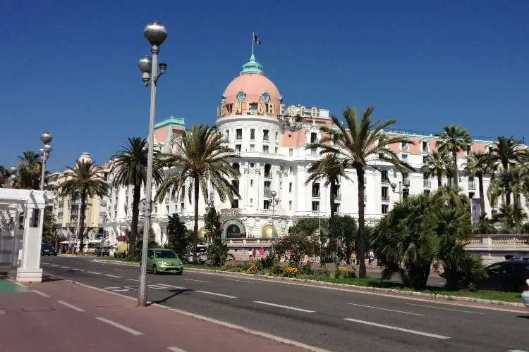 Nice é uma das cidades mais encantadoras da França, e tem hotéis famosos como o Negresco.