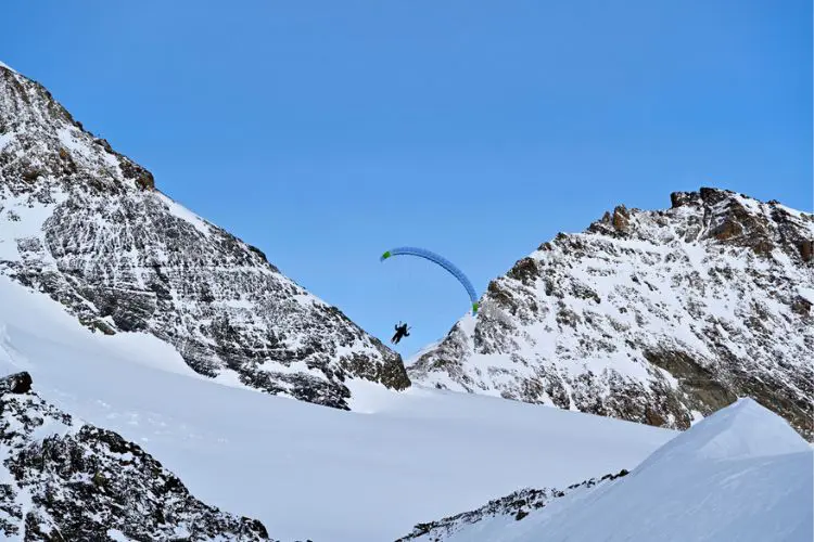 Homem fazendo parappente em Interlaken.