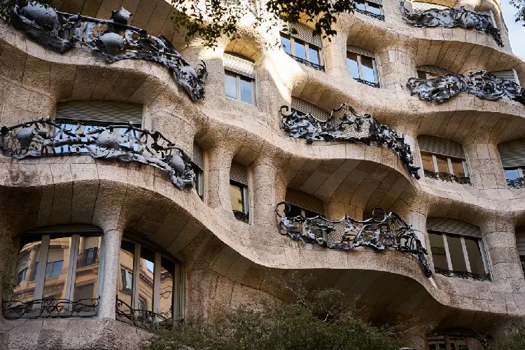 A La Pedrera é uma das joias arquitetônicas de Barcelona.