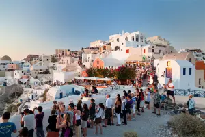 pessoas em oia vendo o por do sol
