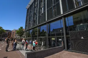 Visitantes em frente ao Museu Anne Frank.