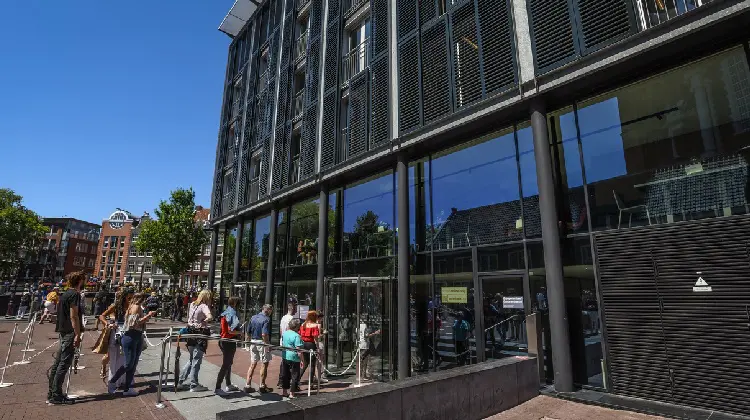 Visitantes em frente ao Museu Anne Frank.
