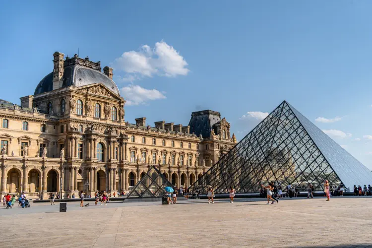 Fachada do Museu do Louvre, em Paris