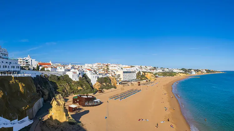 vista aérea da praia principal de Albufeira