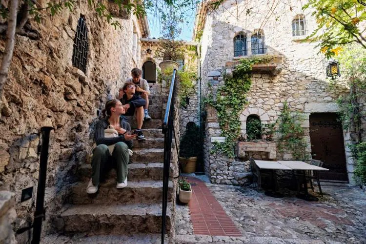 Turistas sentados na escada pensando no que fazer em Mônaco