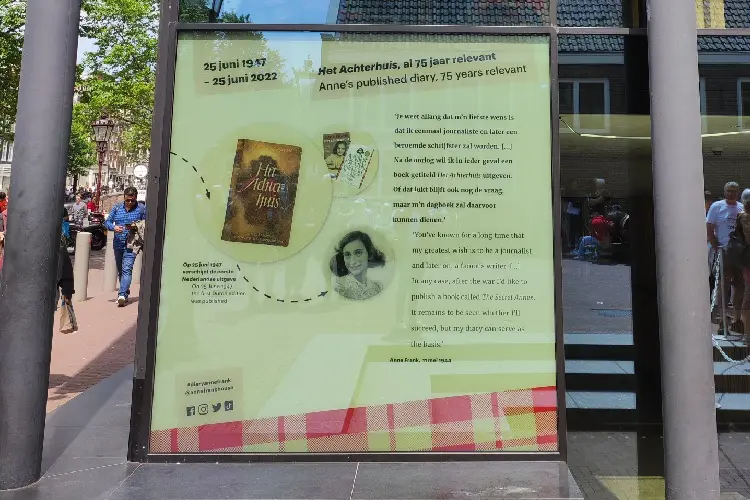 Divulgação dos escritos de Anne Frank, em frente a seu museu.