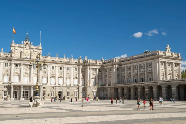 O Palácio Real de Madrid é uma das visitas mais icônicas na cidade e incluídas no Madrid Pass.