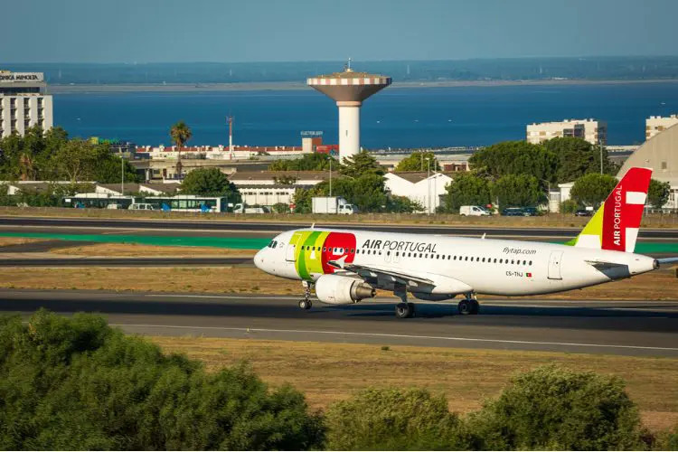 Avião da TAP no aeroporto de Lisboa, opção comum de passagem barata para Europa.
