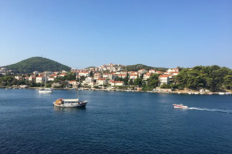 Barcos com turistas em mar Adriático