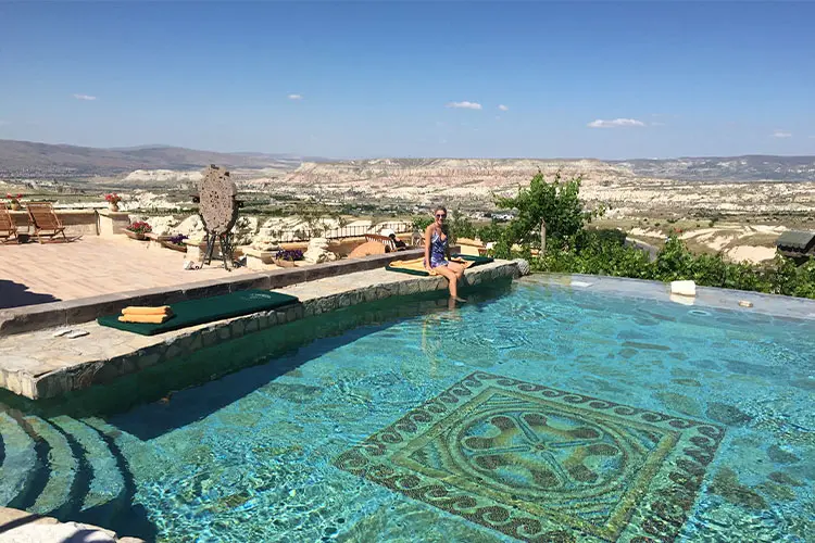 Piscina do Hotel Museu com mosaico no fundo e paisagem da Capadócia