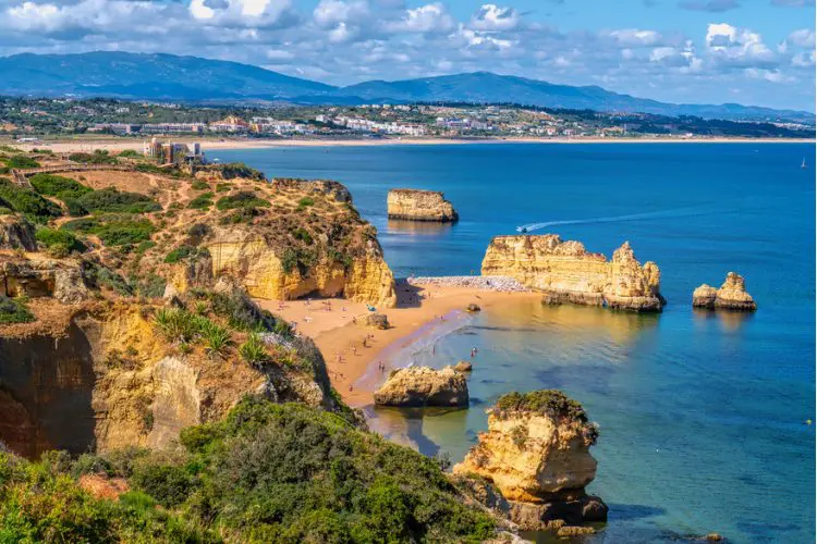 Vista para praia do Algarve, em Portugal