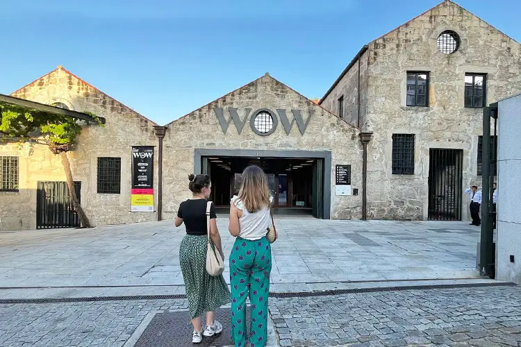 Mulheres em entrada do completo WOW, em Vila Nova de Gaia.