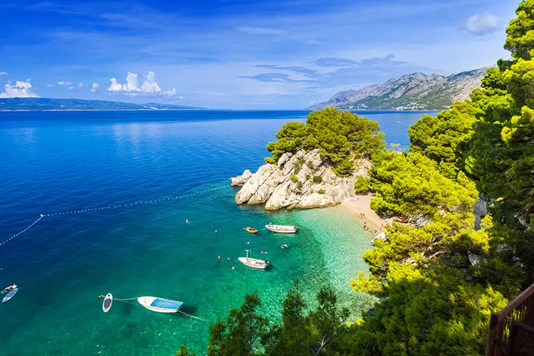 Praia de Punta Rata, na Riviera Makarska, Croácia