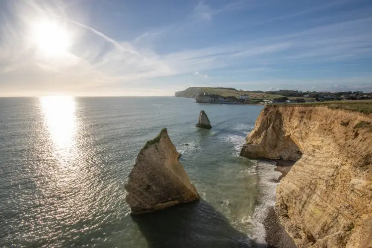Penhascos em uma das praias da Inglaterra mais bonitas