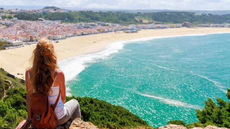 Praia em Portugal com sol e linda vista