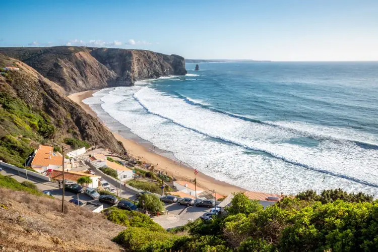 Praia portuguesa com grande faixa de areia