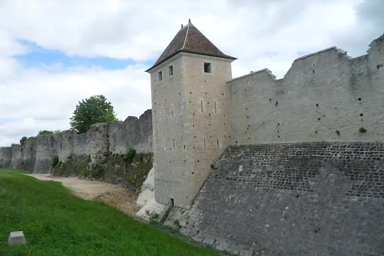 Provins é uma cidade medieval no interior da França