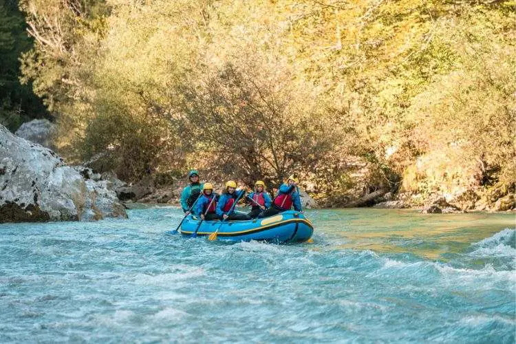 Aventureiros fazendo rafting em Triglav.