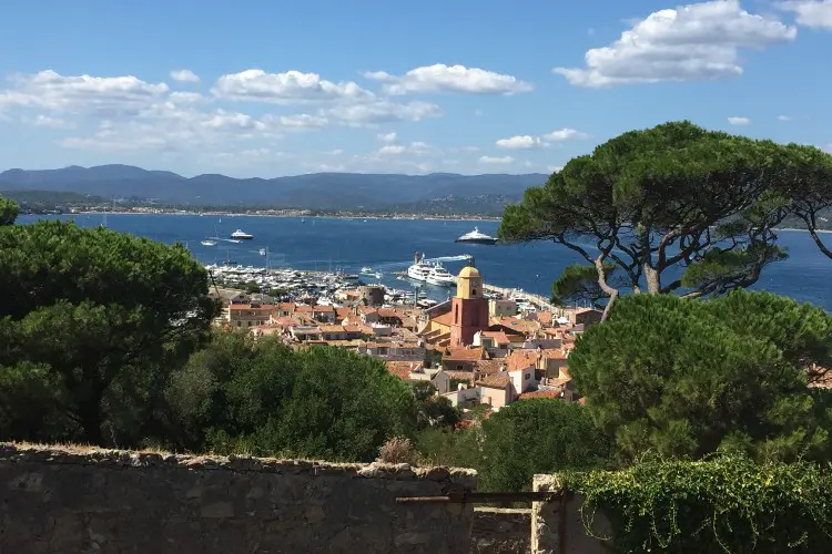 Saint Tropez é conhecida, além pelas águas cristalinas, pela sua cena artística 
