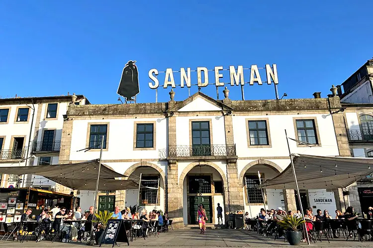 Fachada da Sandeman, na ribeira de Vila Nova de Gaia.