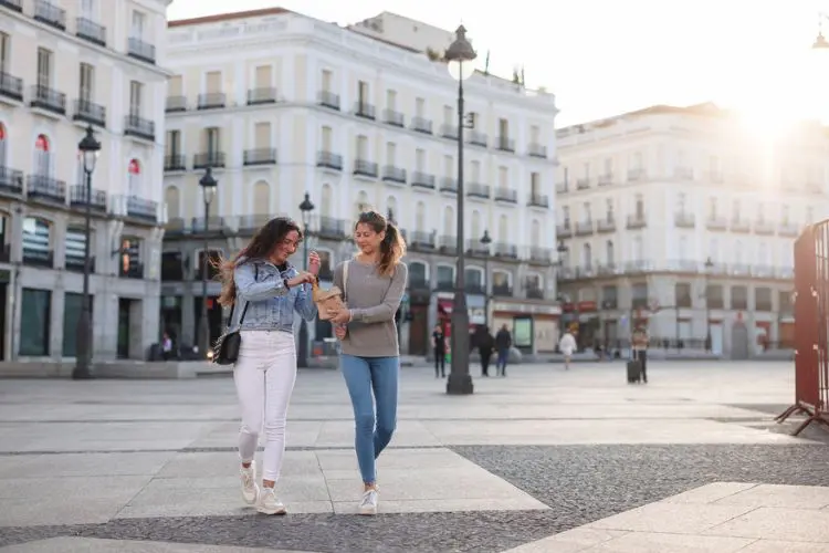 Turistas caminhando no centro da capital espanhola.
