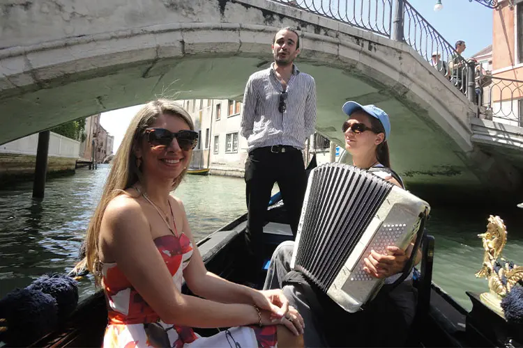 Passeio de gôndola em Veneza com cantores