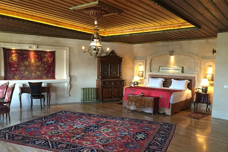 quarto da suíte imperial no museu hotel com móveis imponentes
